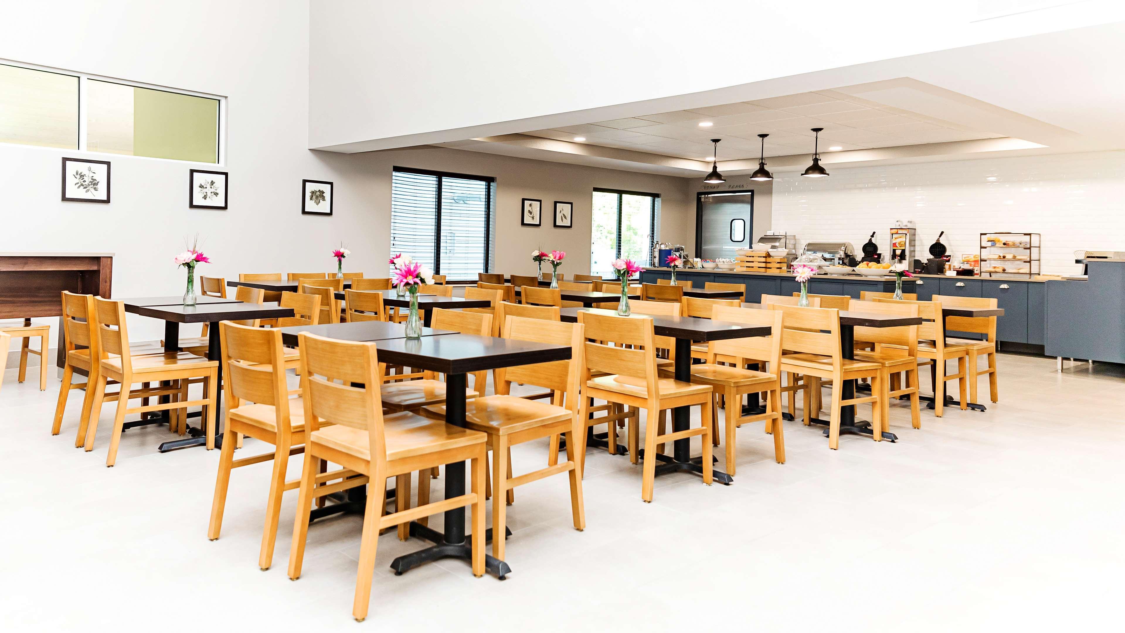 Country & By Radisson, Appleton, Wi